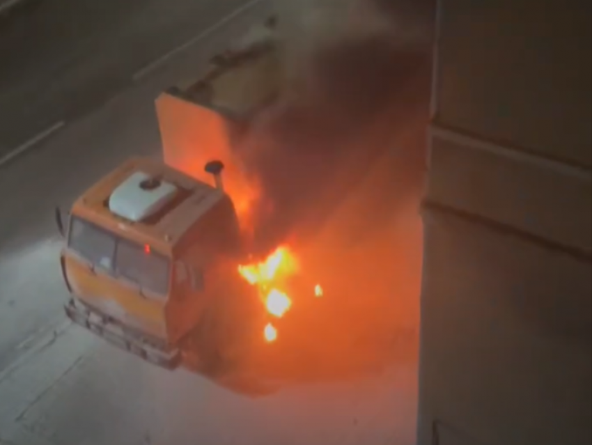 Пламя атаковалo грузовик в Воронеже