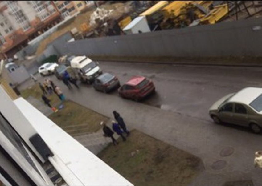 В центре Воронежа с 8 этажа упала девочка