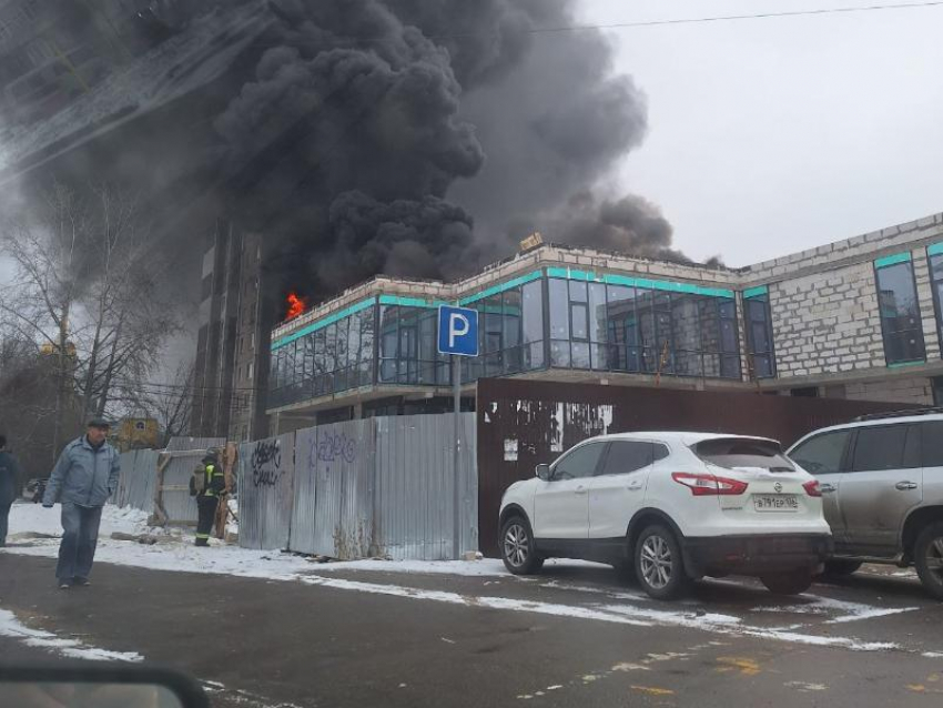 Опубликовано видео с места крупного пожара в воронежском Северном