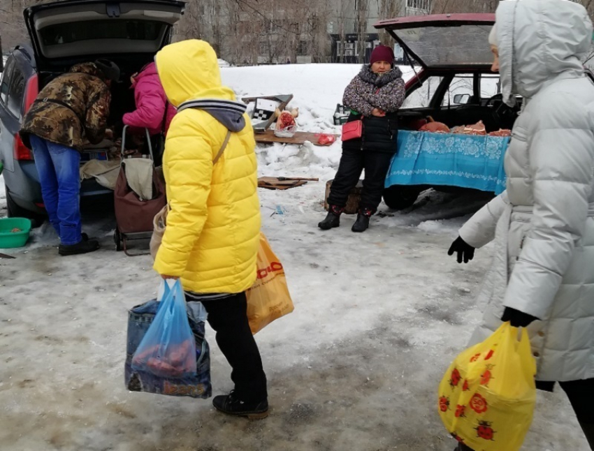 Воронежцы пожаловались на «колхозников», которые устроили рынок на тротуаре