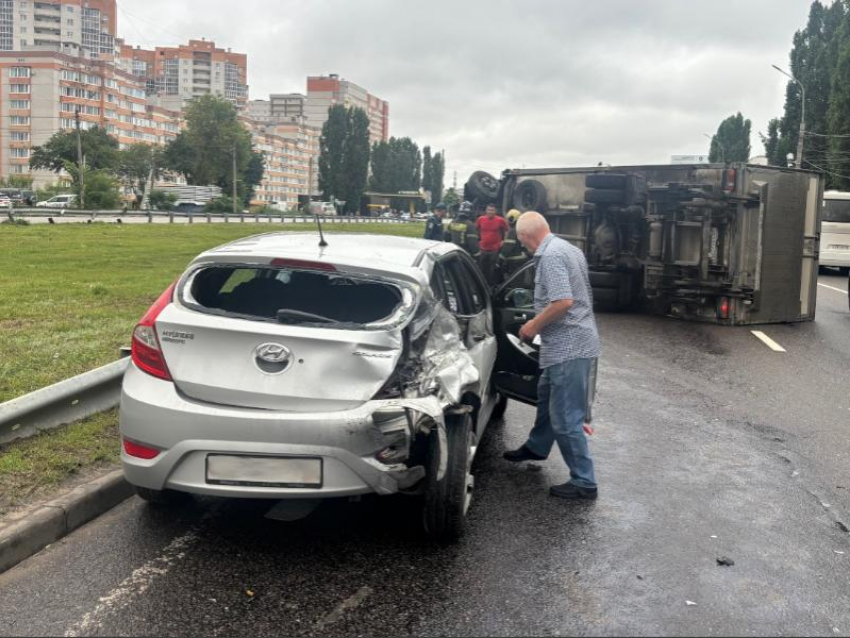 Появились подробности столкновения грузовика с легковушкой на Московском проспекте в Воронеже