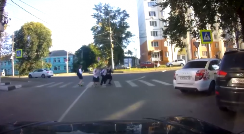 Школьники комично отблагодарили автомобилиста в Воронеже 