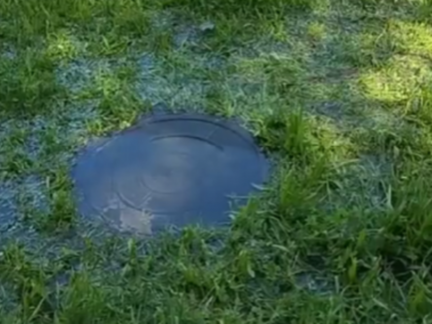 «Широка река»: воронежцы пожаловались на затопленный двор