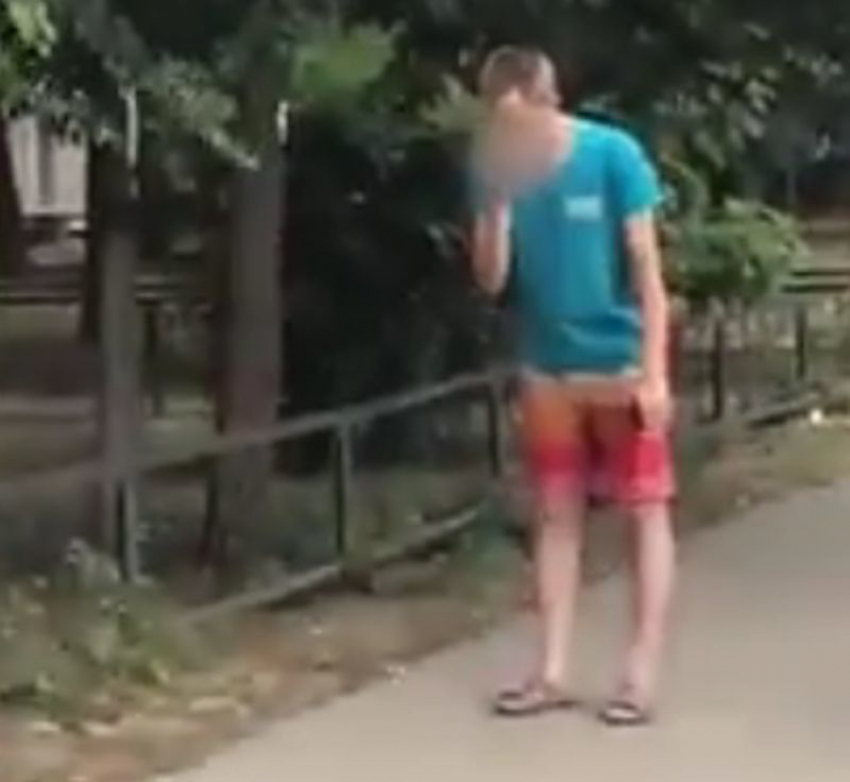 Воронежцев рассмешил парень, которого «заклинило» посреди улицы