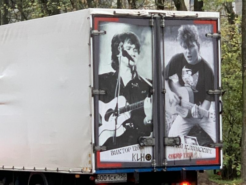 Юрия Хоя увековечили на рок-фургоне в Москве