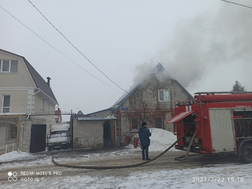 Как пожарные тушили крышу частного дома, показали на фото в Воронеже 