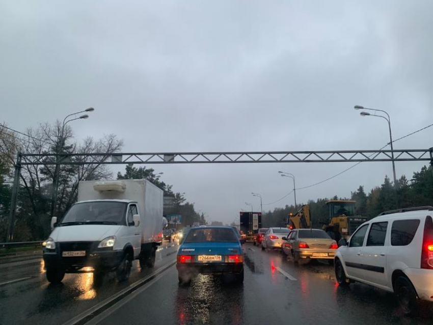 Дождь, аварии и виадук образовали мертвые пробки в Воронеже