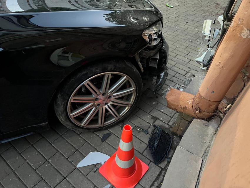 "Mercedes» сбил двух пешеходов на тротуаре в центре Воронежа