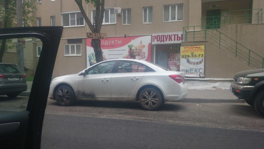 Рабочие облили иномарки битумом во время ремонта дороги в центре Воронежа