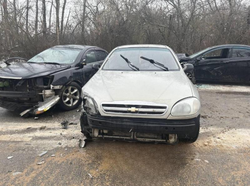 Гололед спровоцировал ДТП с 4 машинами на воронежской трассе