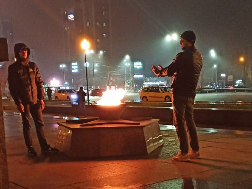 Греющимися у Вечного огня в Воронеже парнями заинтересовались следователи