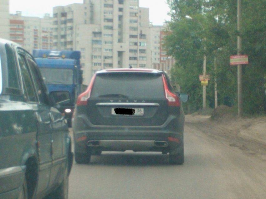 Неадекватная пассажирка Volvo без причин набросилась на автомобилистку в Воронеже