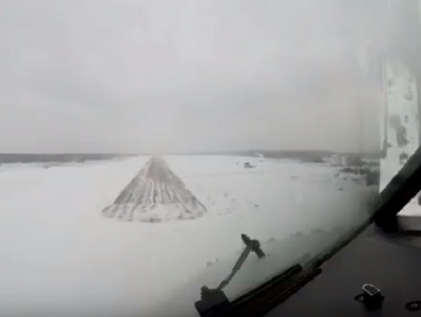Посадку в заснеженный аэропорт Воронежа сняли на видео из кабины пилота