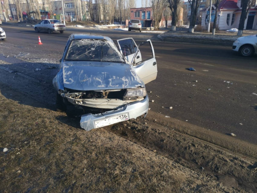 Женщина пострадала после опрокидывания авто в Воронежской области 