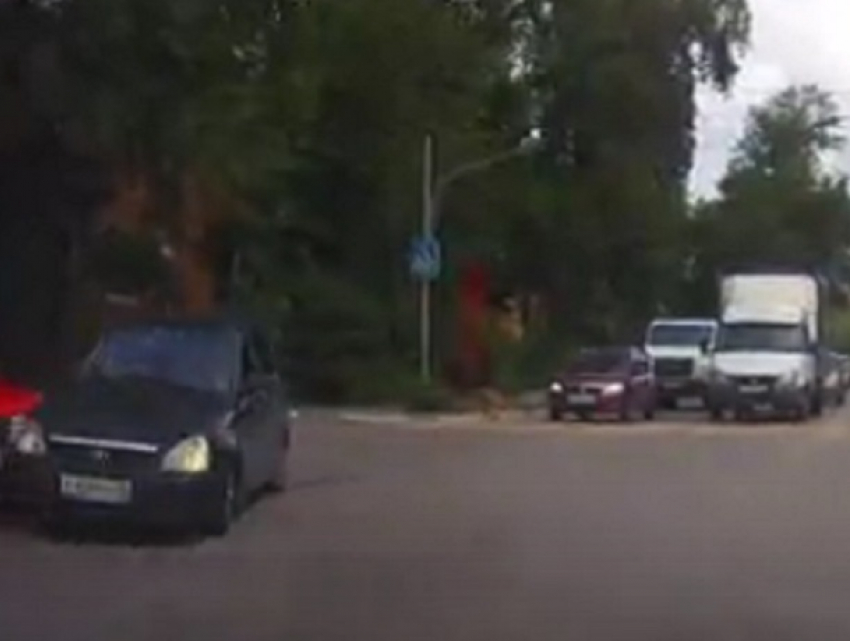 Момент ДТП на опасном перекрестке в Воронеже попал на видео