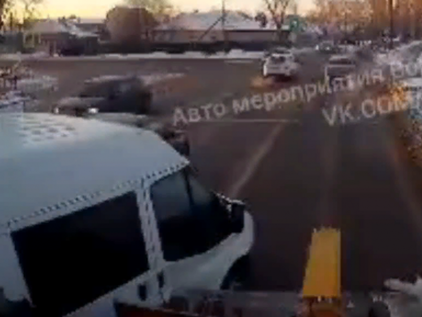 Микроавтобус налетел на ковш и попал на видео в Воронеже 
