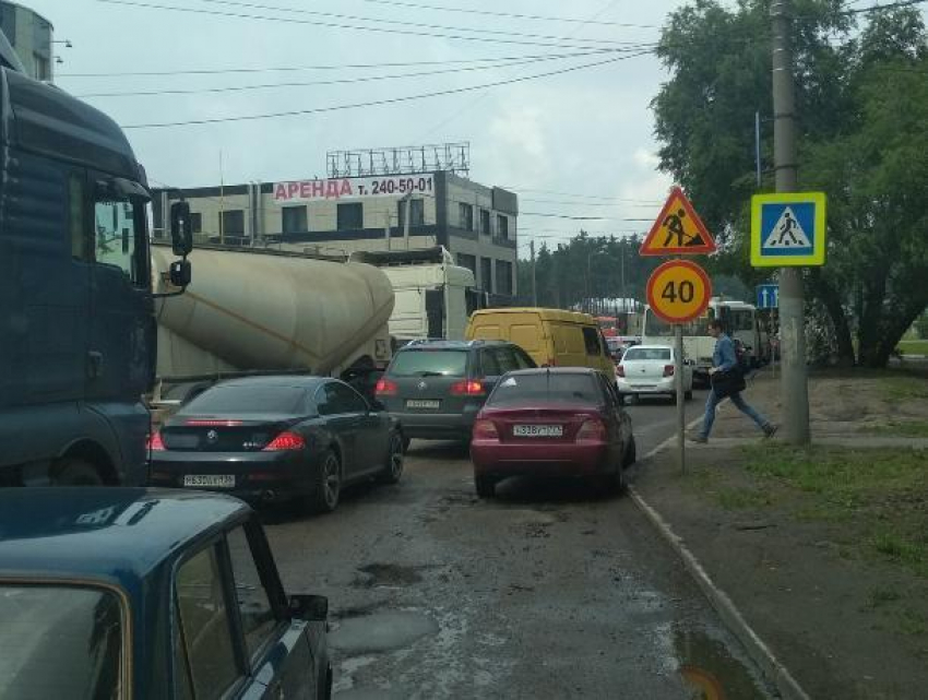 Брошенная на зебре в Воронеже московская Nexia собрала двухкилометровую пробку