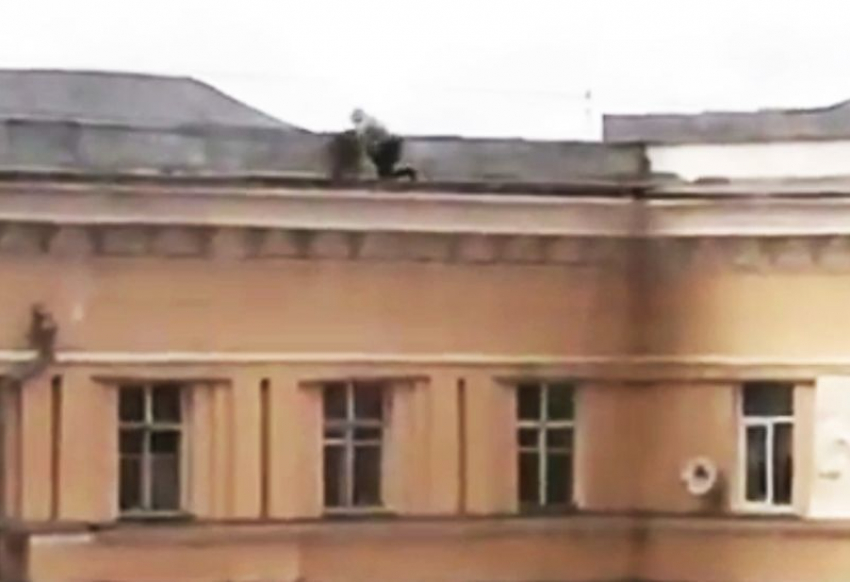 На видео попал воронежский руфер, который едва не сорвался с крыши  в центре города