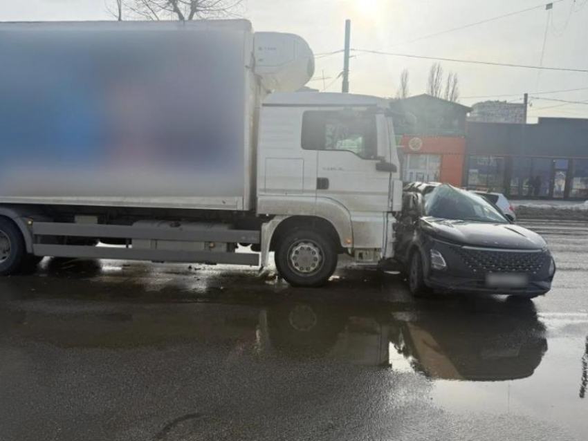 Грузовик снес кроссовер на Матросова в Воронеже 