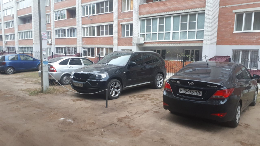 Царское место под парковку соорудил для себя у дома водитель BMW в Воронеже