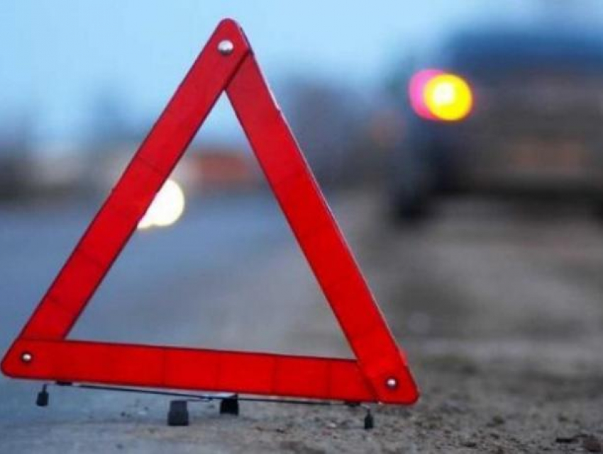 Иномарка протаранила  припаркованный ростовский грузовик в Воронежской области 