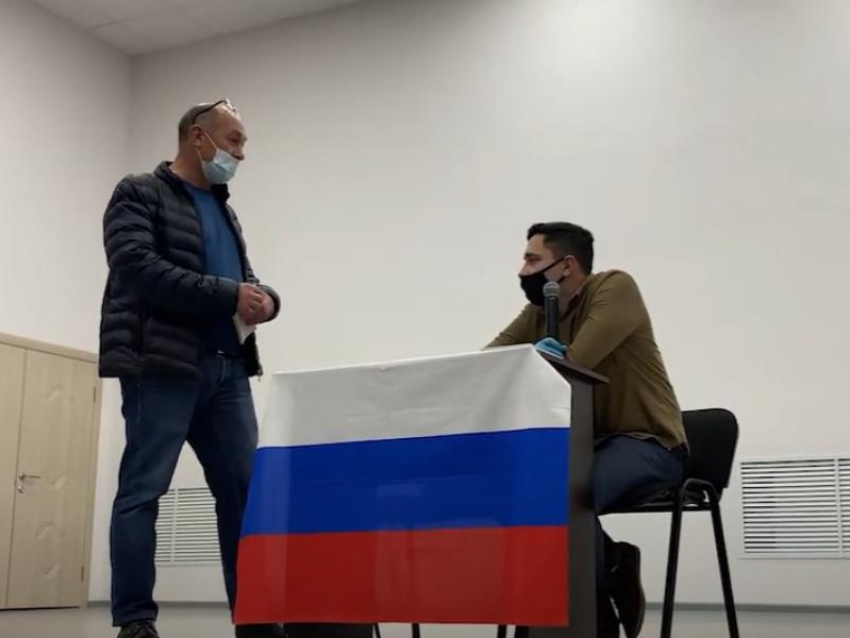 Оппозиционному кандидату вручили повестку из военкомата прямо на встрече с избирателями под Воронежем