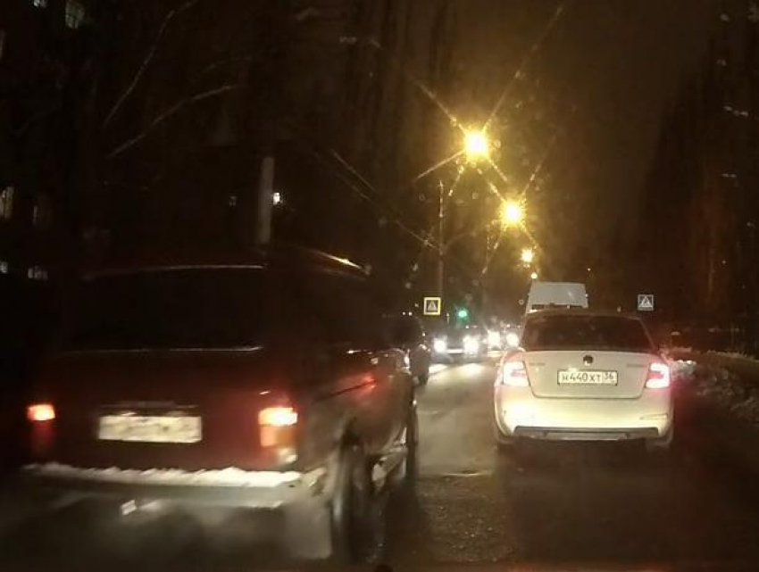 В Воронеже на видео попало, как лихач на «Ниве» бьет две машины и скрывается