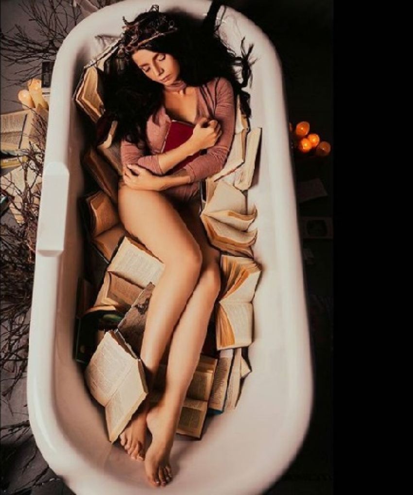 Концептуальный снимок длинноногой модели в ванной восхитил воронежцев