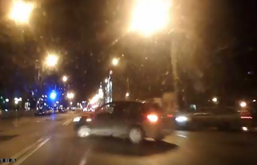В Воронеже автомобилистка врезалась в такси, при развороте из среднего ряда 