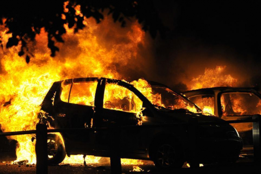Ночью в Воронеже за несколько часов сгорело три автомобиля