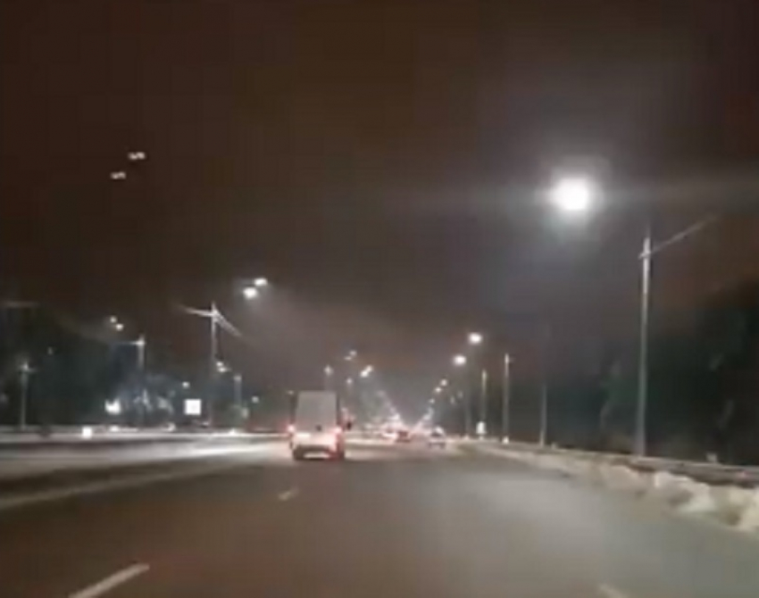 Устрашающее световое шоу устроила техника на дороге в Воронеже