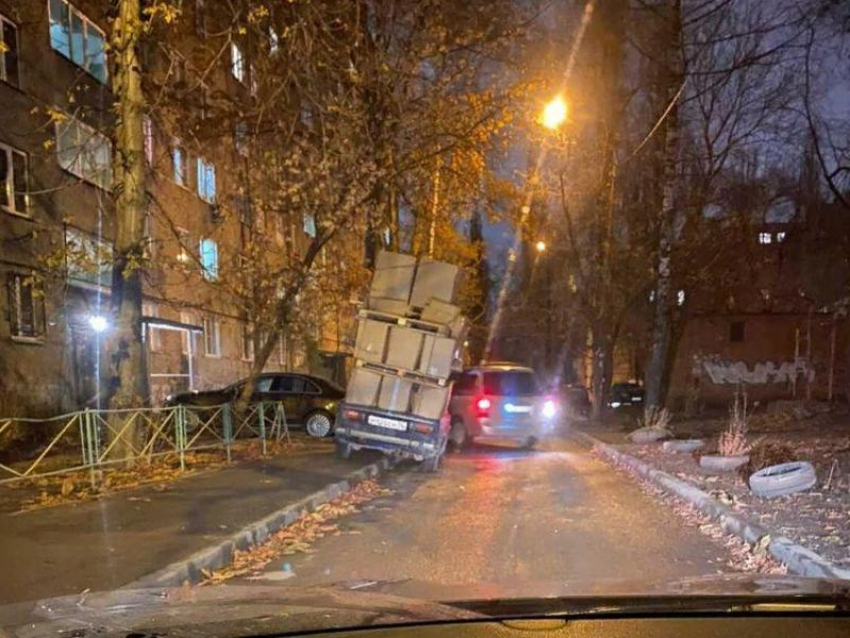 Уникальное свойство отечественного автопрома показали в запаркованном дворе Воронежа