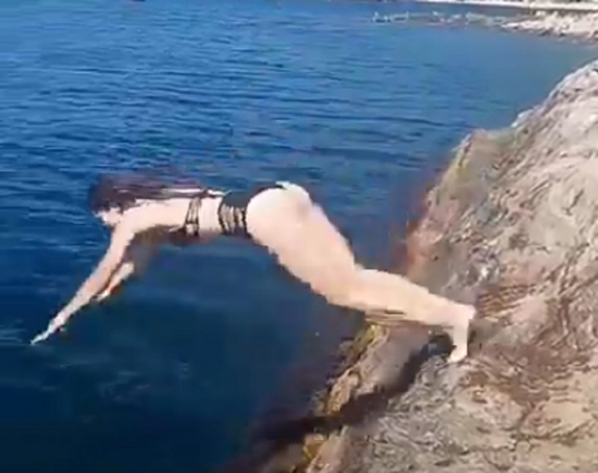 Экстремальный прыжок воронежской акробатки с идеальной фигурой сняли на видео