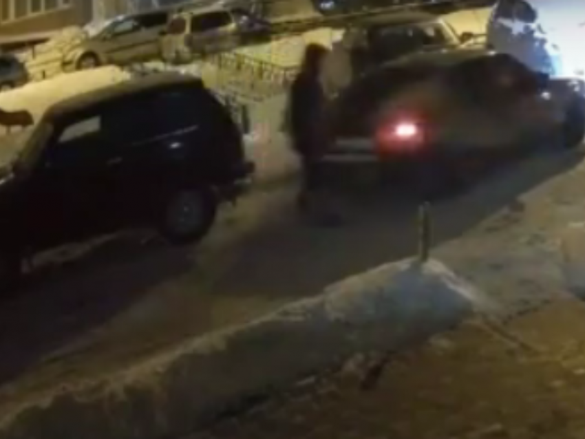 Ночного сливальщика бензина сняла камера в Воронеже