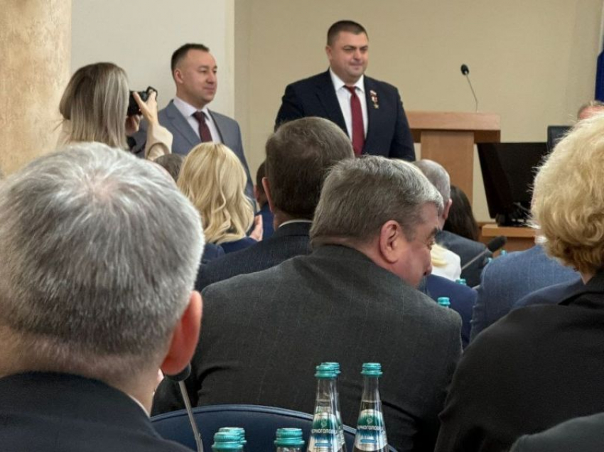 Новому депутату Воронежской гордумы Сергею Никодимову вручили мандат