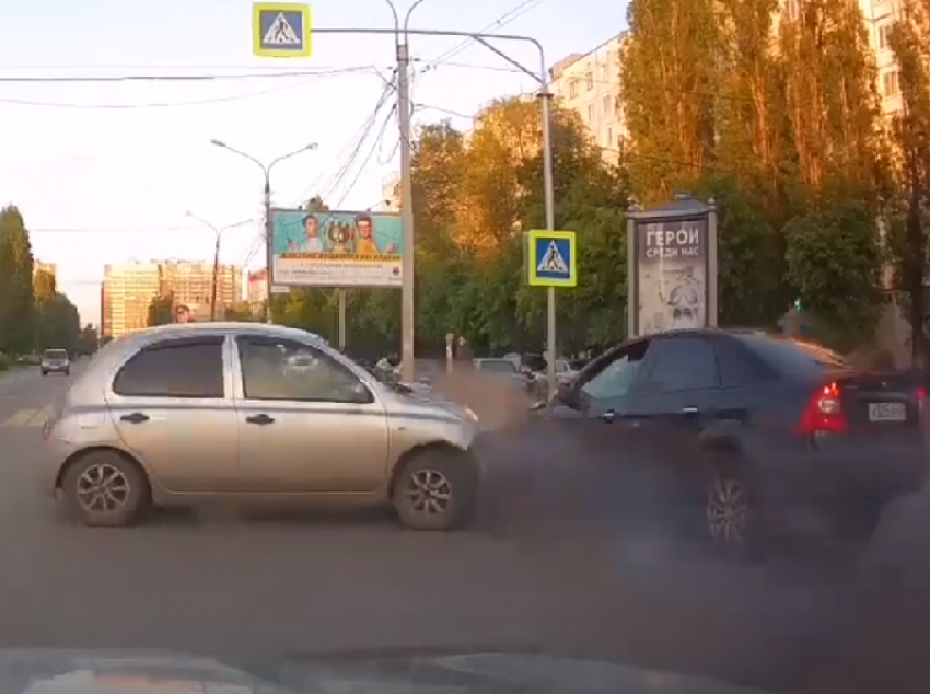 Nissan жестоко наказали за запрещенный поворот на перекрестке в Воронеже