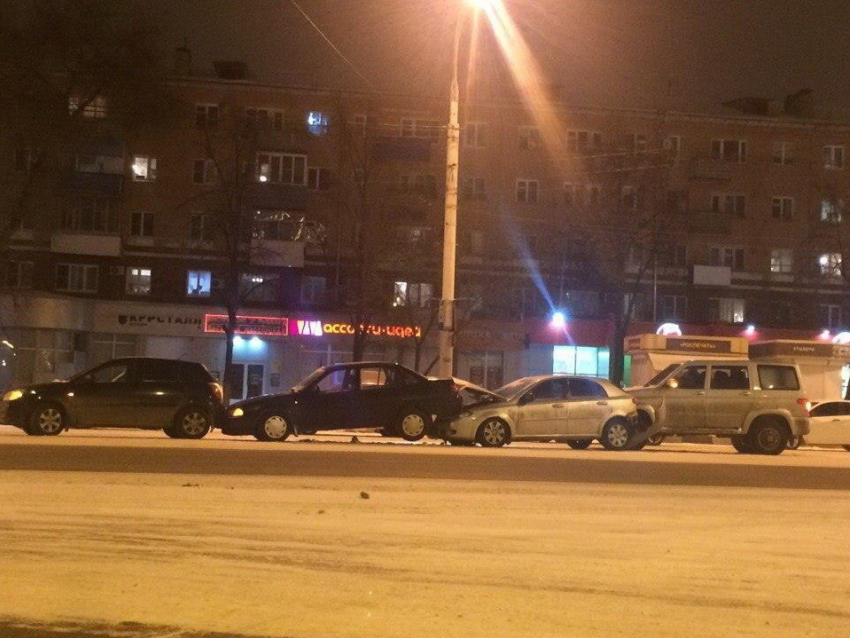 В последний вечер зимы в Воронеже четыре автомобиля столкнулись «паровозиком»
