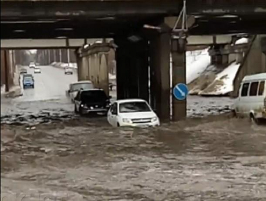 Фекальный потоп стал причиной перекрытия улицы в Воронеже