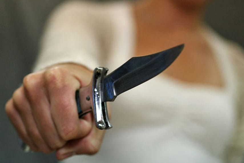 Женщина ударила возлюбленного ножом и вызвала ему скорую в Воронежской области
