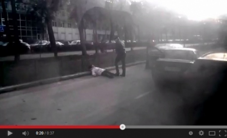 Видео жестокого избиения женщины после ДТП в центре Воронежа набрало 41 тысячу просмотров
