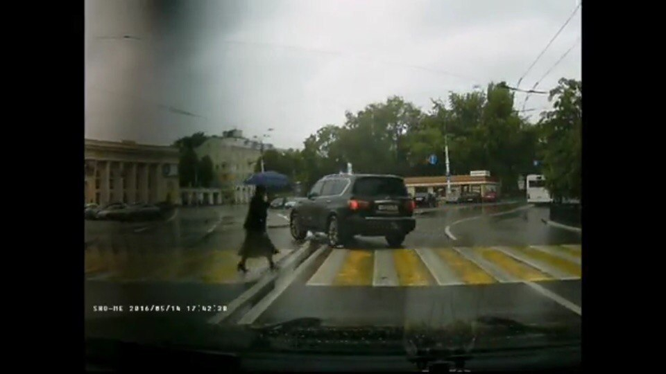 В Интернете появилось видео, где дерзкий водитель «Infinity» ездит по Воронежу по своим правилам