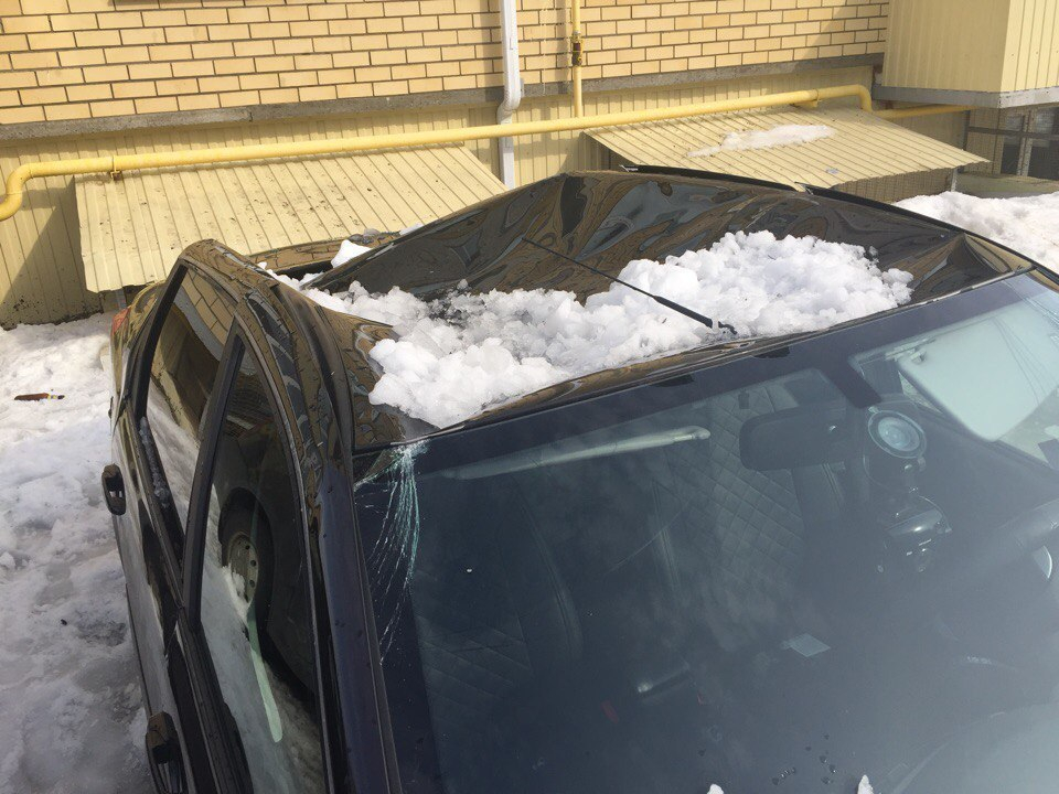 Под Воронежем упавший снег с крыши повредил три машины