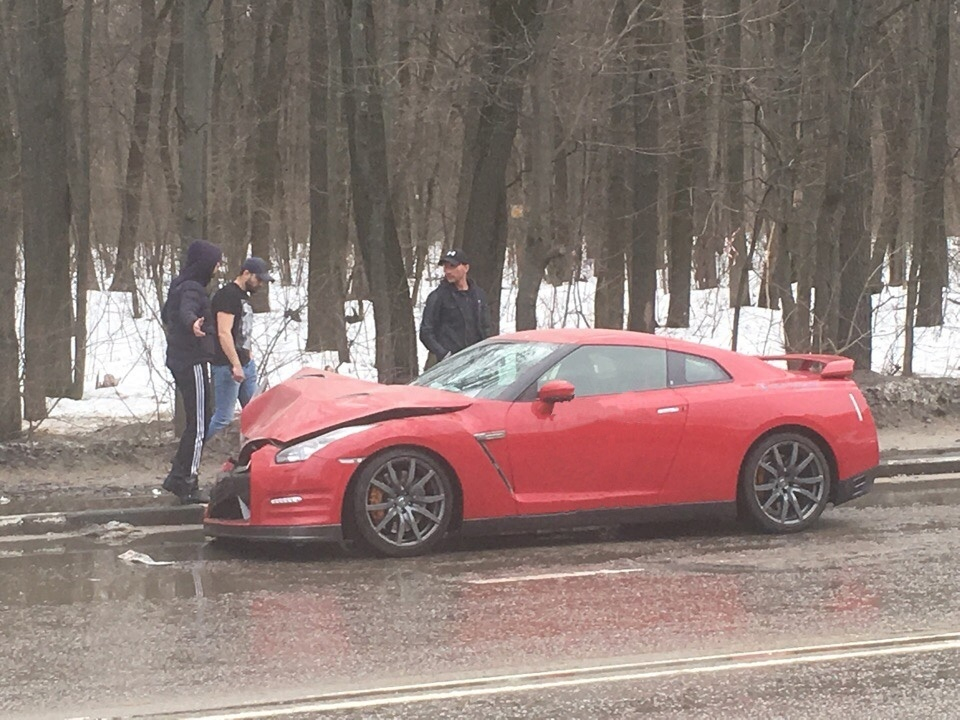 Суперкар Nissan GT-R разбили о припаркованные машины в Воронеже