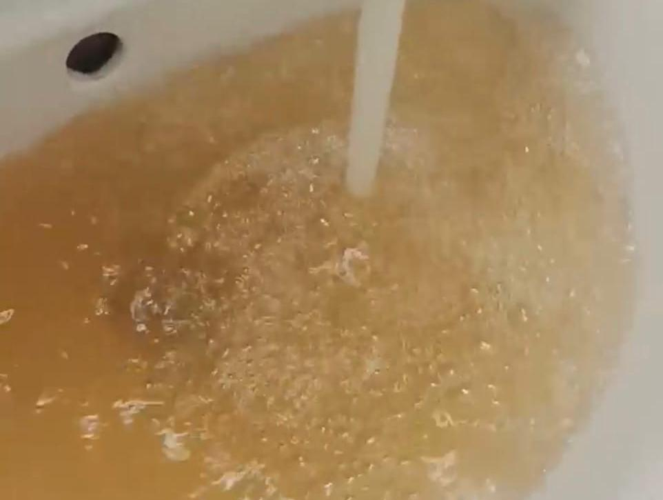 «Добавляют сахарный колер»: у воронежца из крана льется вода необычного цвета