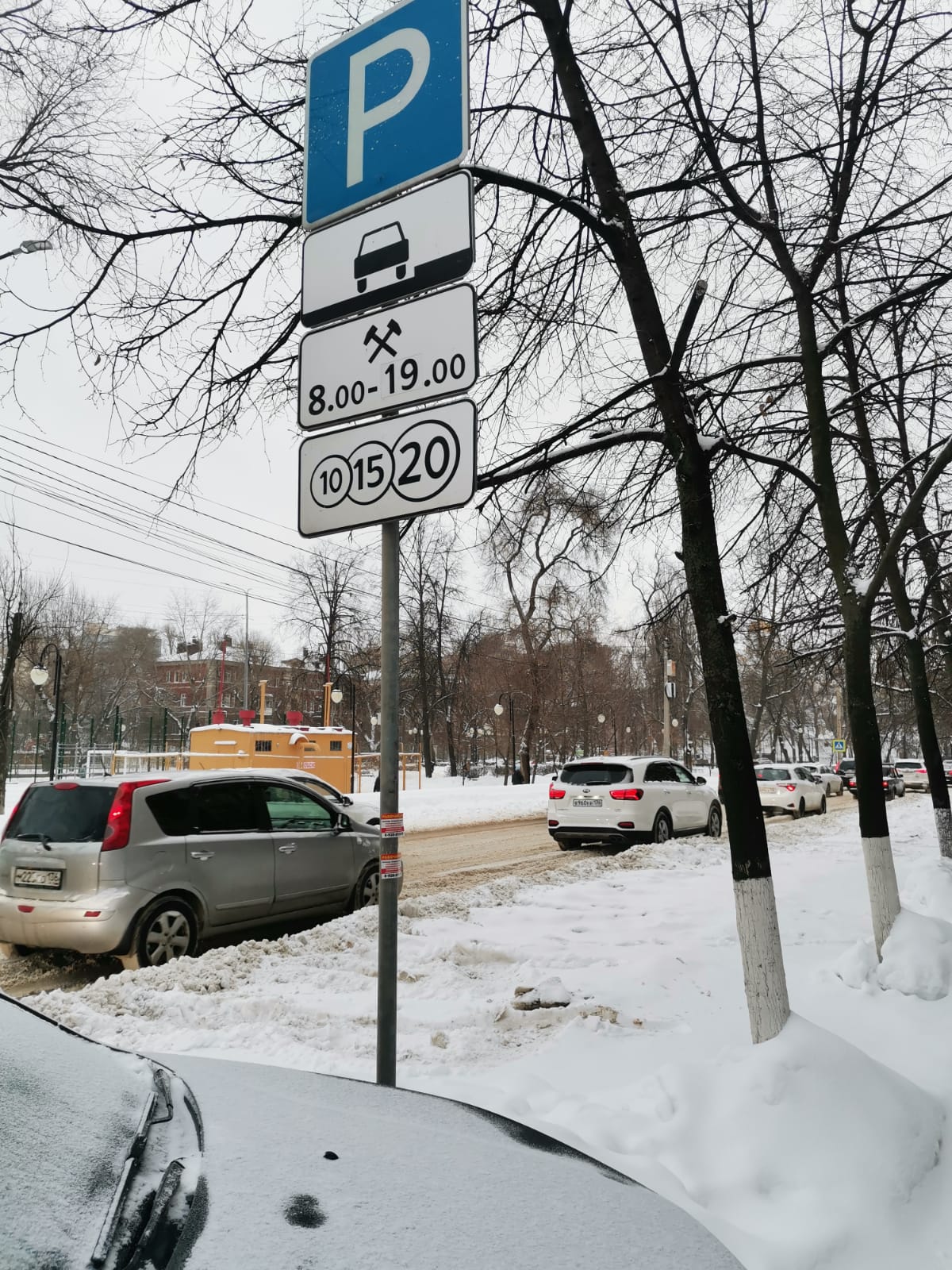 За что платить? Безобразные парковки встретили снежным утром воронежцев