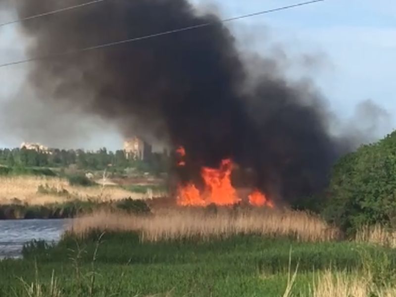 Пожар на левом берегу. Пожар возле реки. Воронеж пожар сейчас на левом берегу. Пожар на водоеме. Пожар за рекой.
