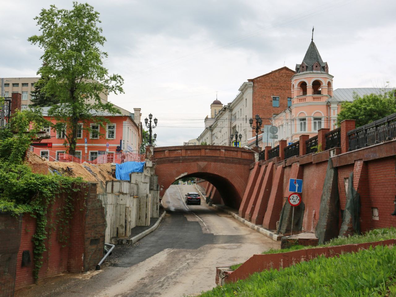 Водителя, застрявшего под Каменным мостом, заставят заплатить за ущерб в  Воронеже